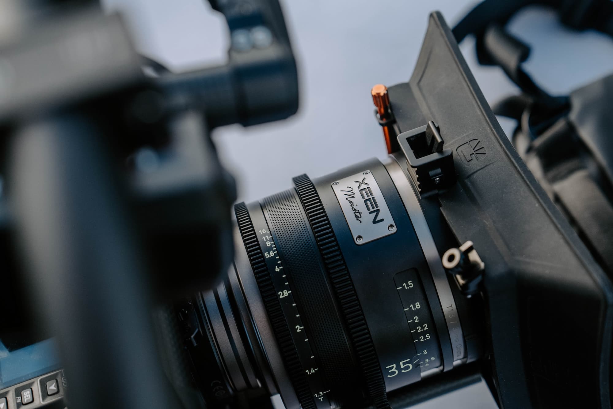 Zbliżenie na obiektyw Xeen Meister zamontowany na kamerze, ukazujące detale sprzętu filmowego.
